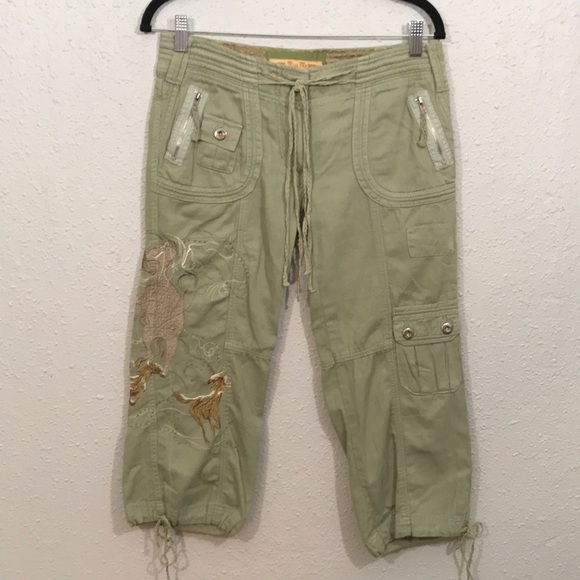 Miss Me Embroidered Horse/Stallions Olive Green Tons of Pockets Capris size M - Picture 1 of 10